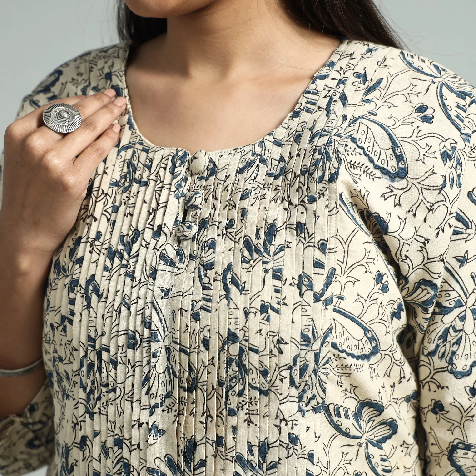 Beige - Pedana Kalamkari Hand Block Printed Cotton Pintuck Straight Kurta - Image 4