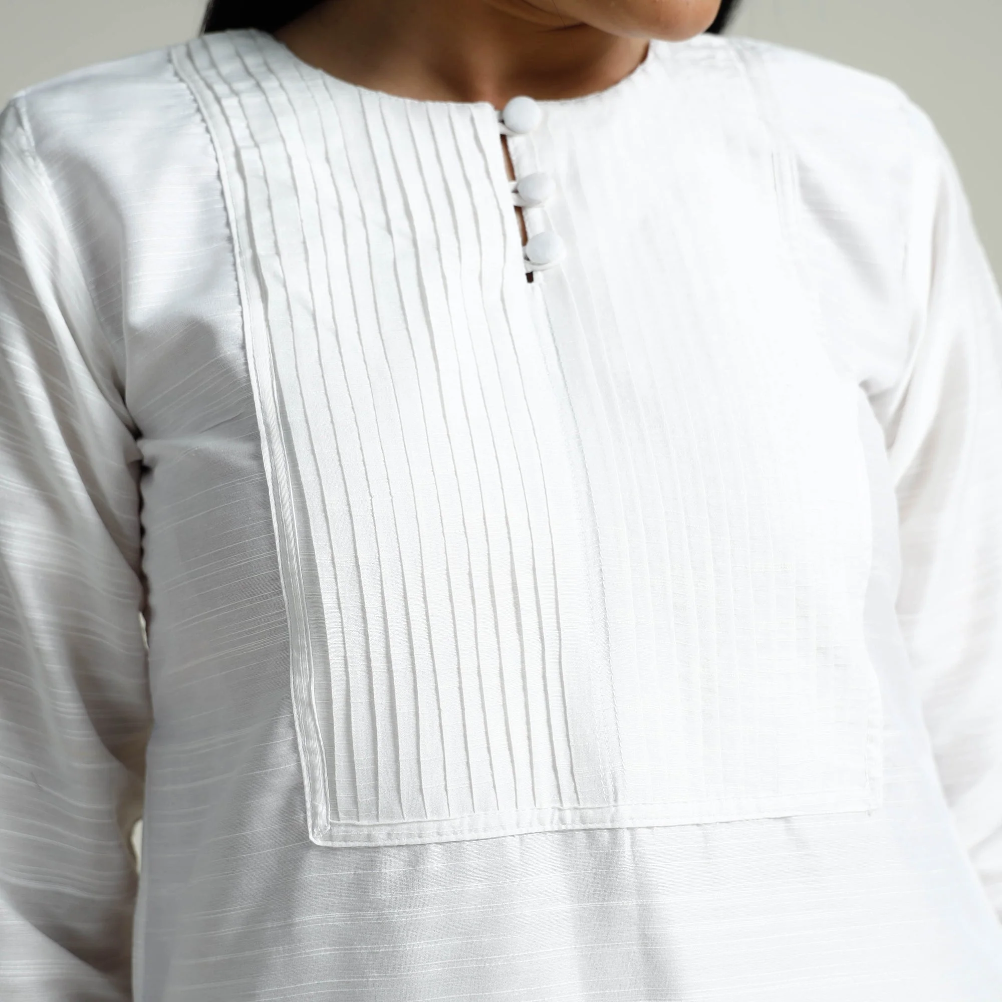 White - Plain Silk Pintuck Long Straight Kurta - Image 5