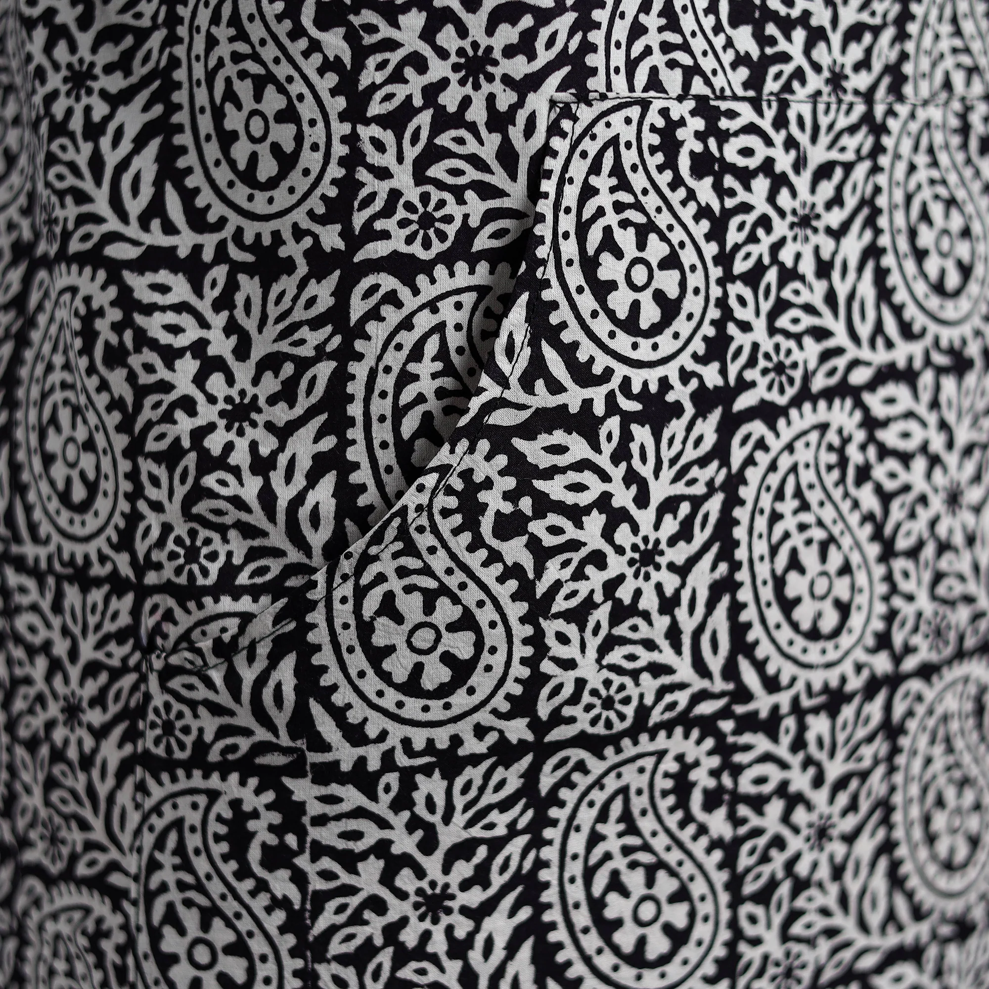 White - Bagh Hand Block Print Cotton Apron with Pocket 06 - Image 3