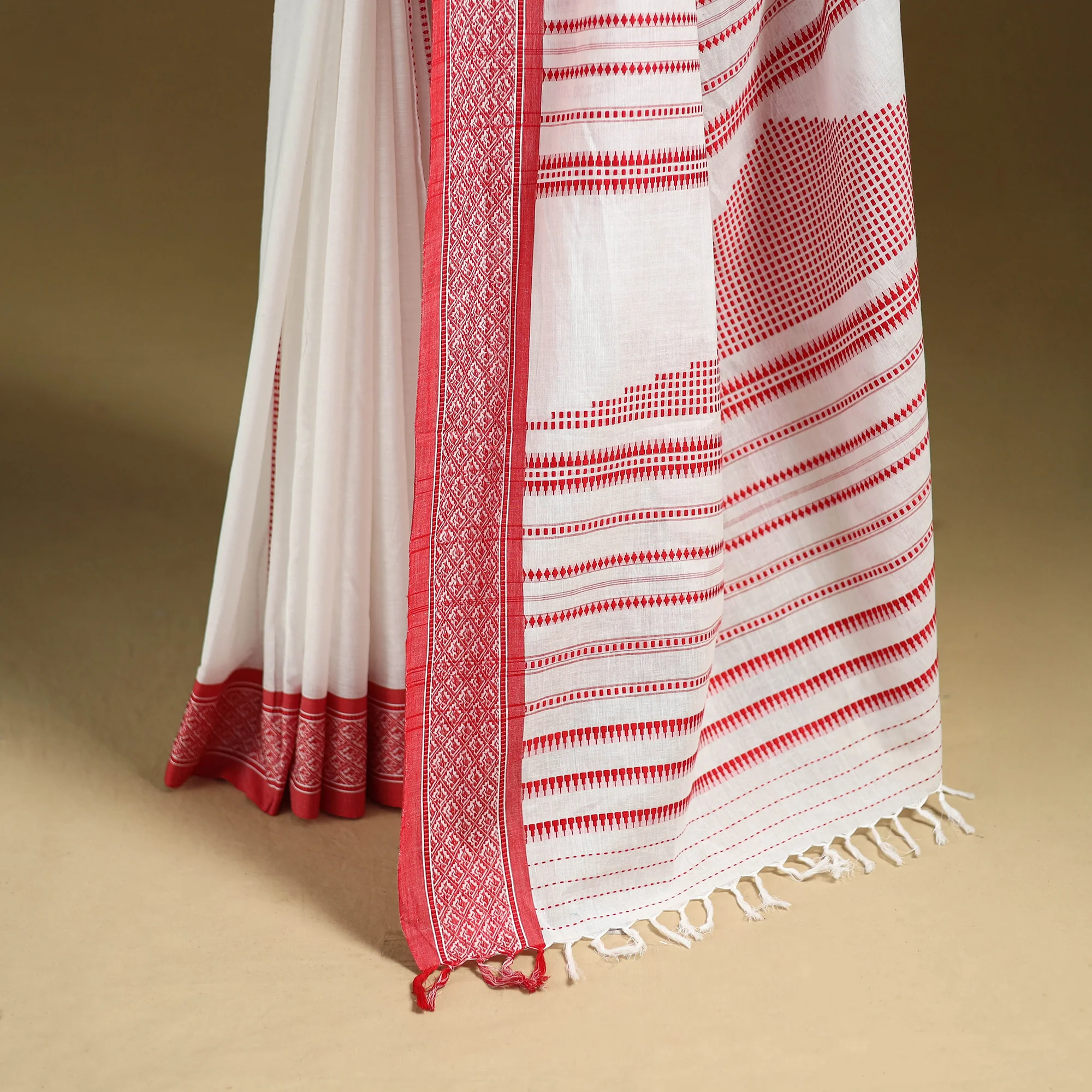 White - Bengal Handwoven Cotton Begumpuri Saree 23 - Image 4