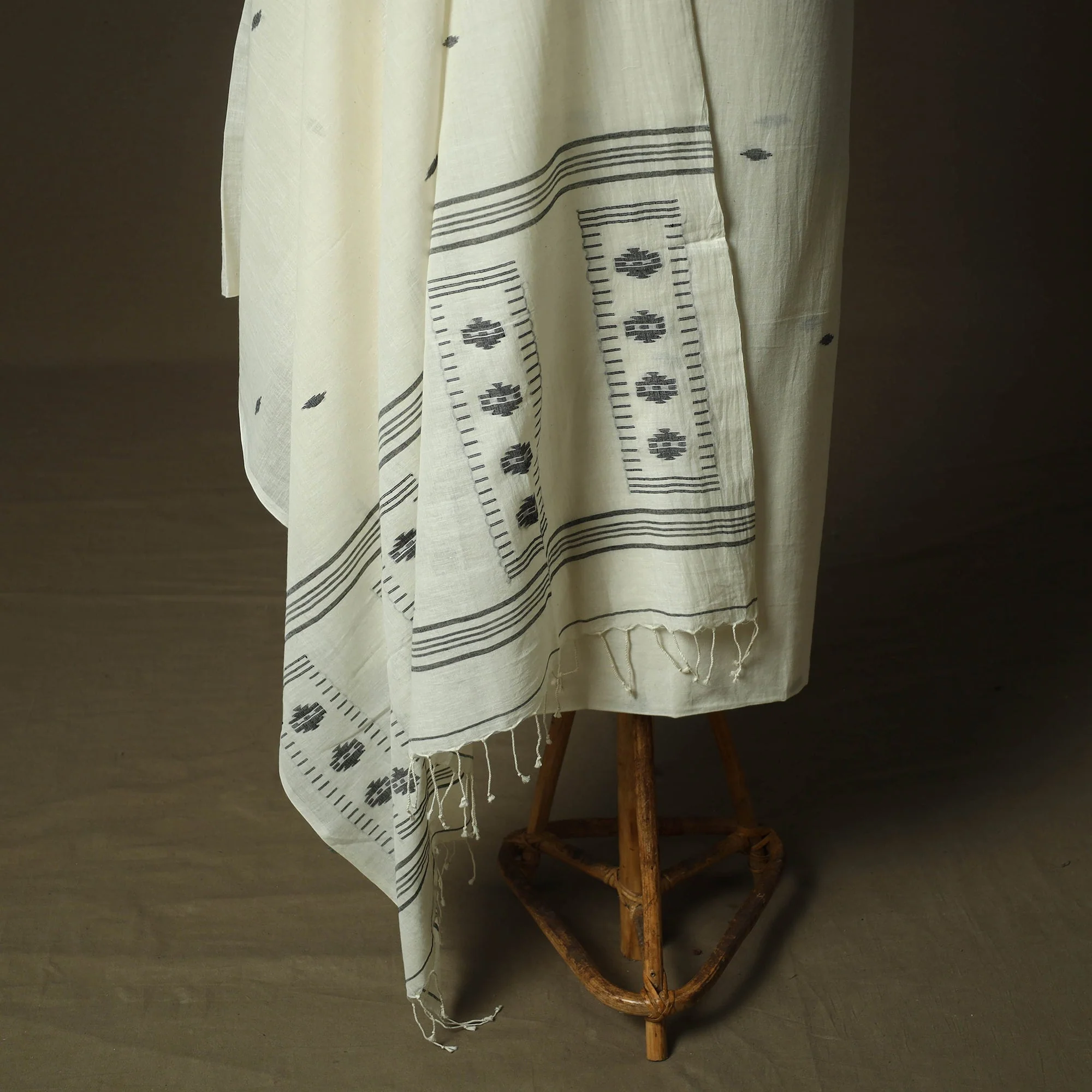 White - Burdwan Jamdani Handloom Cotton 2pc Unstitched Dress Material 24 - Image 4