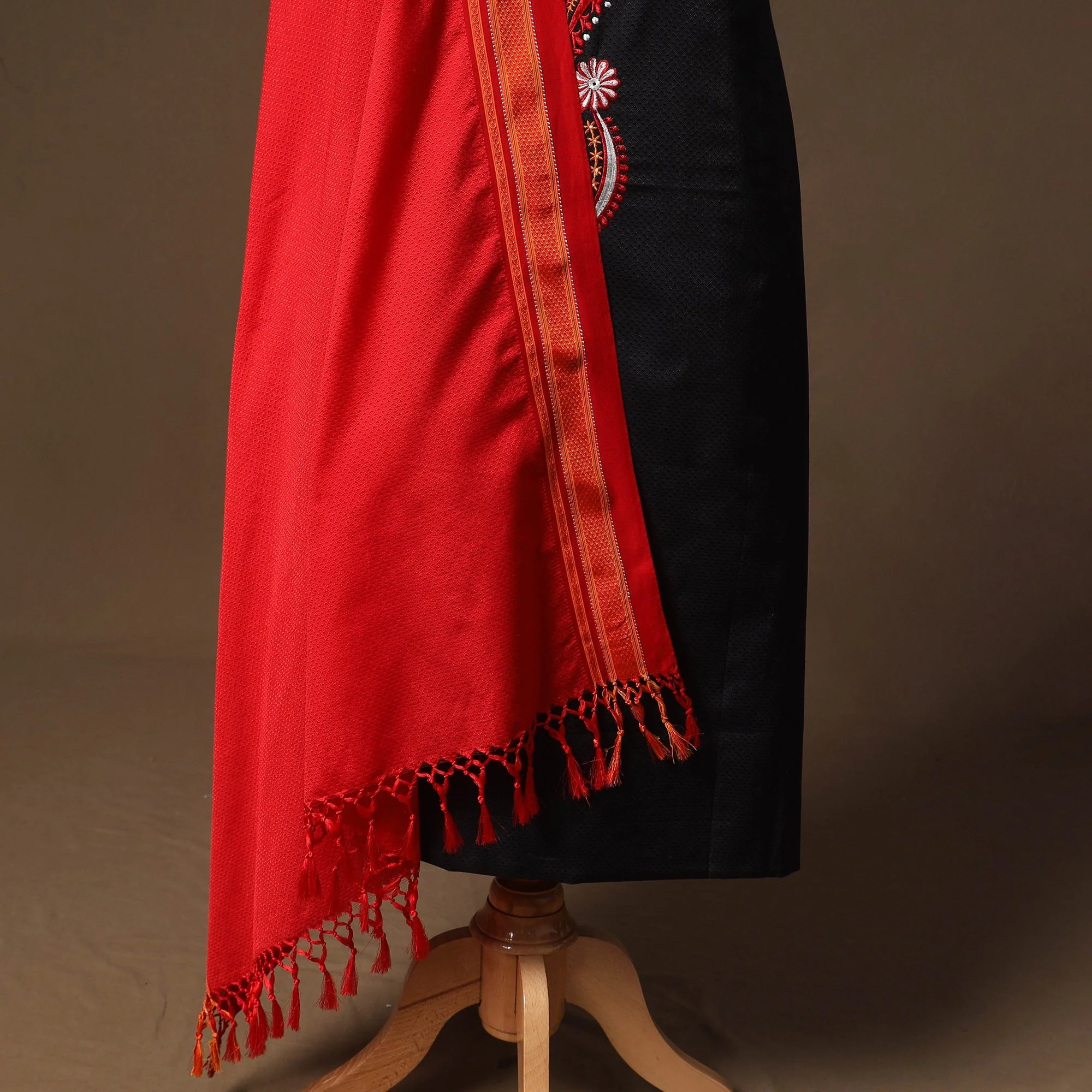 Black - Ilkal Kasuti Embroidery Khun Silk 2pc Unstitched Dress Material 34 - Image 4