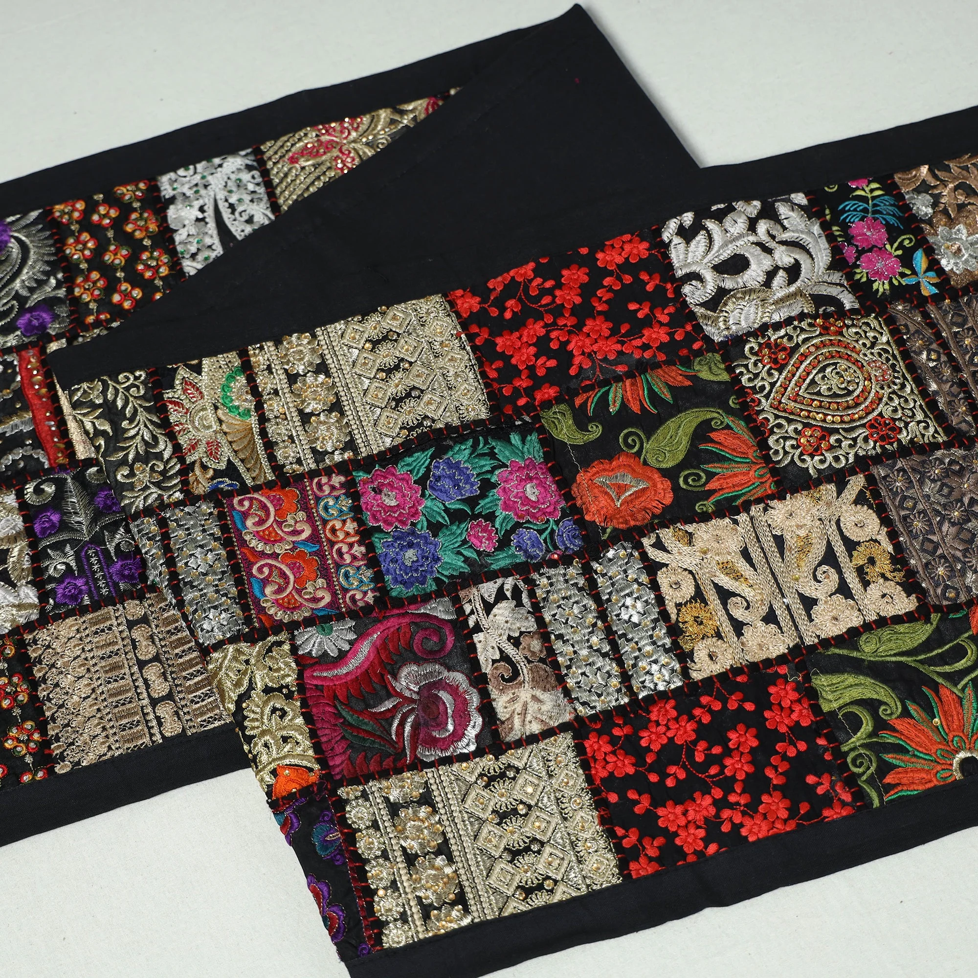 Khambadiya Patchwork Table Runner (73 x 17 in) 21 - Image 4