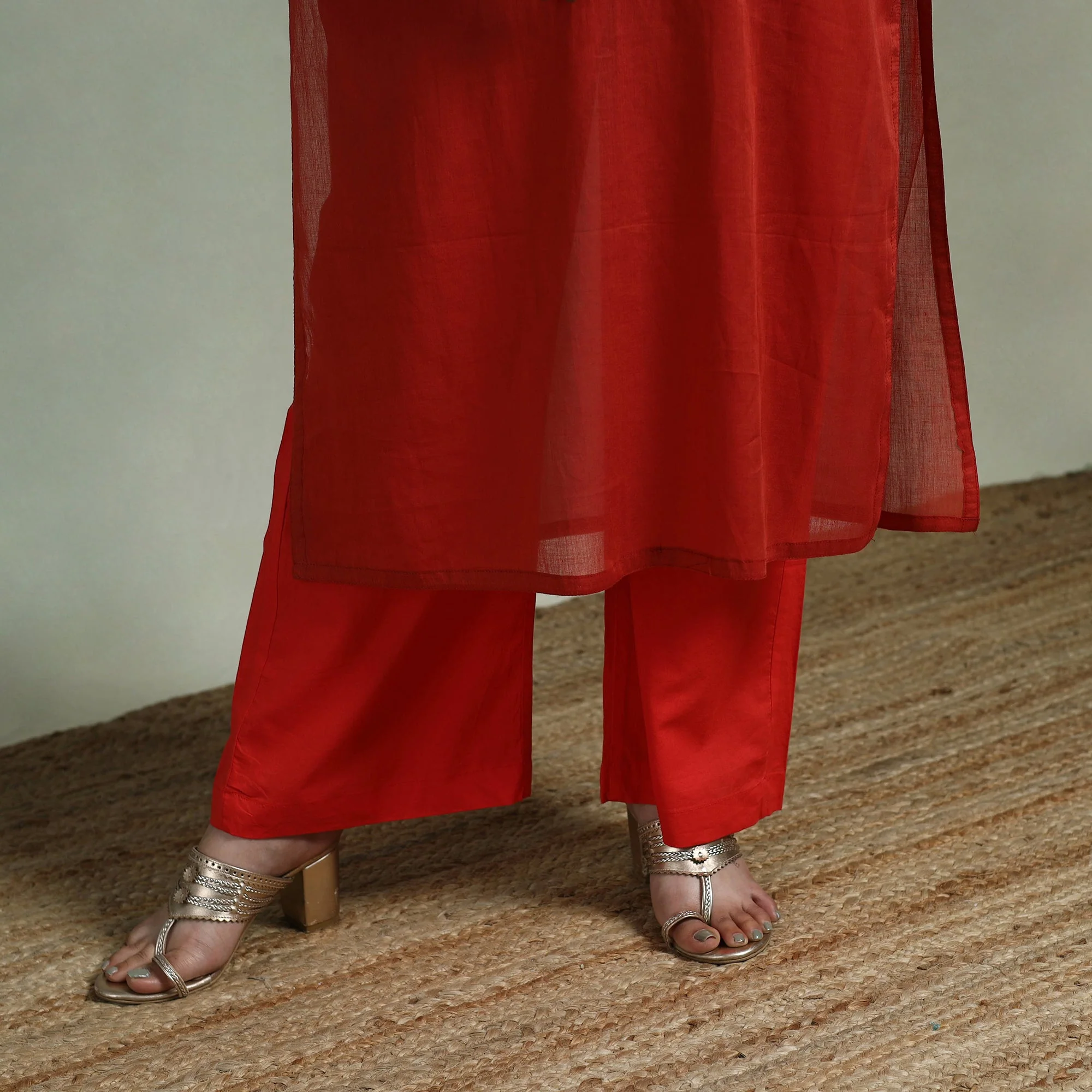 Red - Mulmalai Cotton Plain Dyed Straight Kurta for women 02 - Image 4