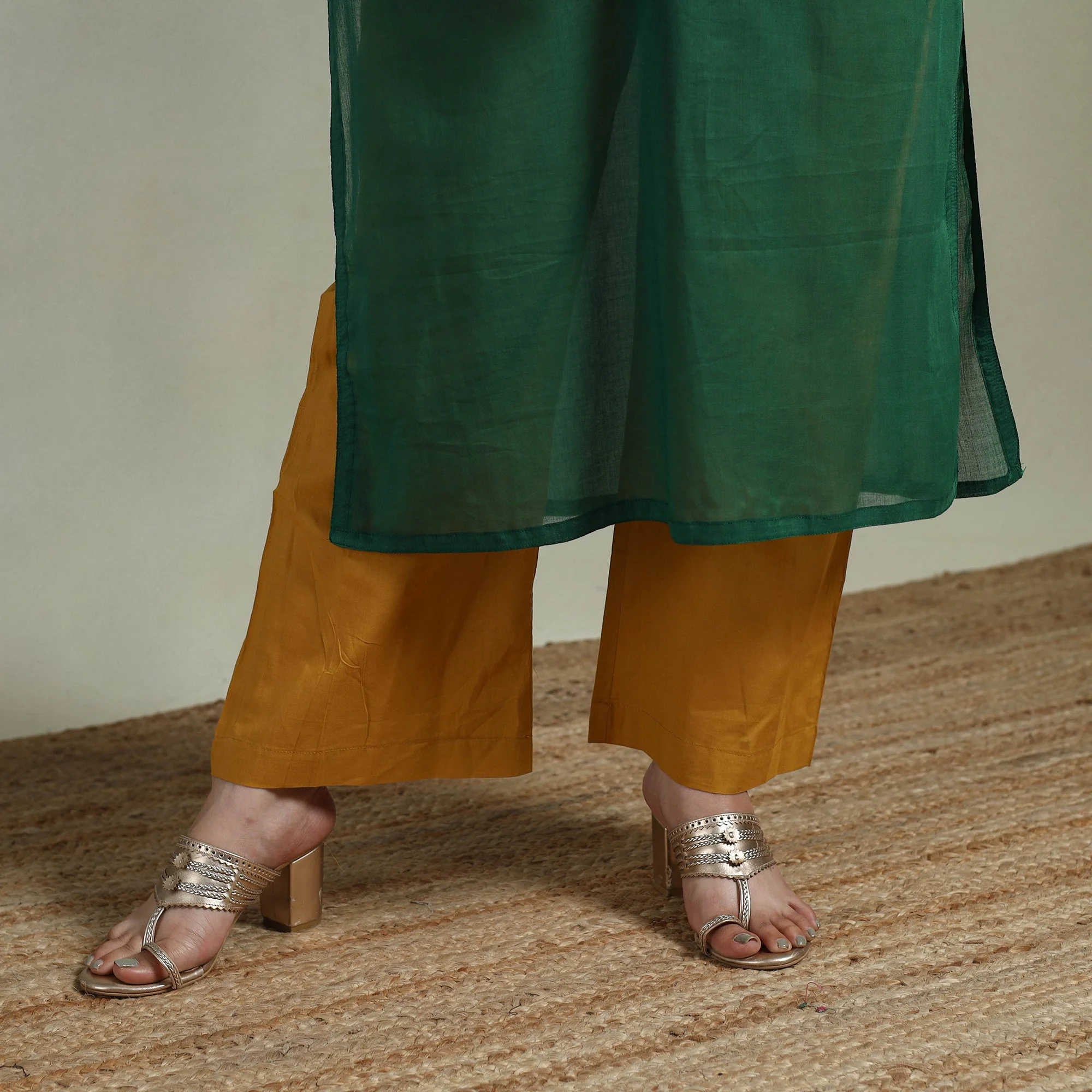 Green - Mulmalai Cotton Plain Dyed Straight Kurta for women 08 - Image 4