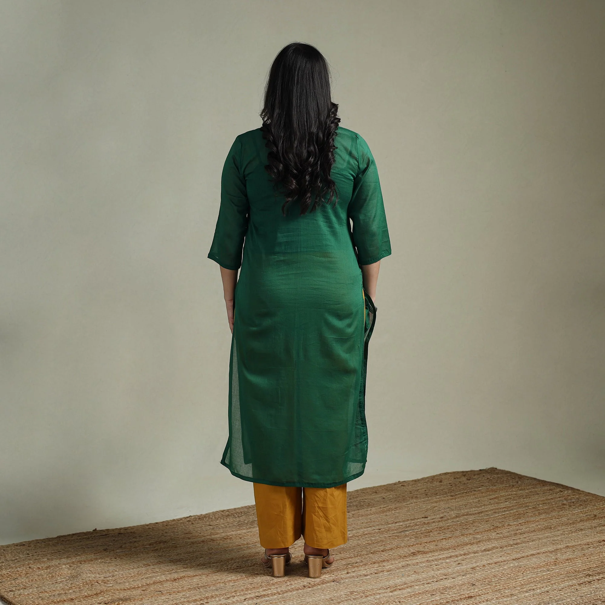 Green - Mulmalai Cotton Plain Dyed Straight Kurta for women 08 - Image 5